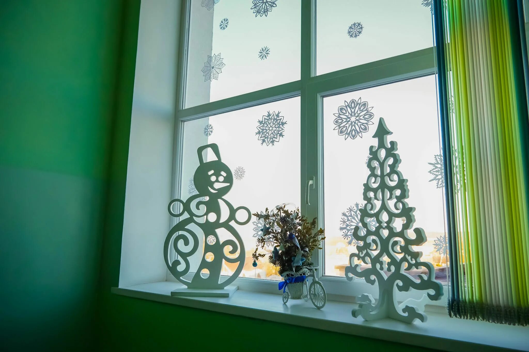 как украсить окна к новому году в школе. окна в школе на новый год 2024. оригинальные украшения окон в школу. украсить окна к новому году. украшение школьных окон к новому году.