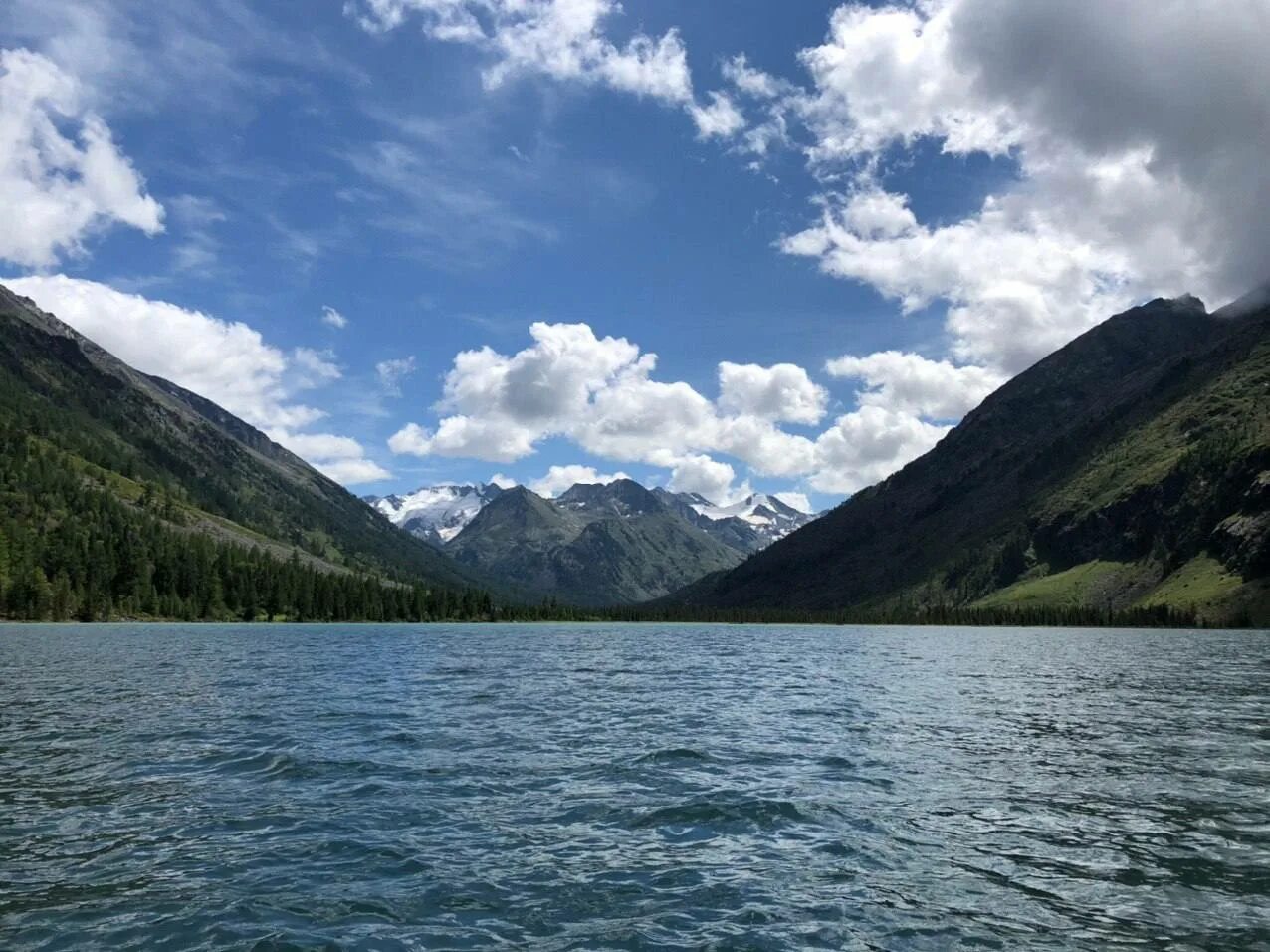 Алтай работает. Алтай работа вакансии. Кемпинг юрты кош агач. Гора белуха с вертолета. Алтай работает.