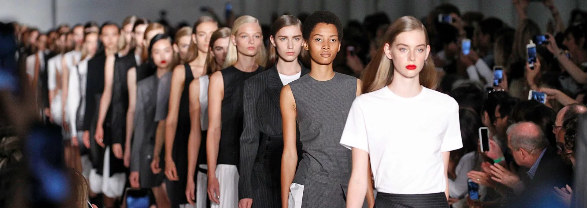 Модный показ. Фотомодели на подиуме. Nike maison margiela. Люди на подиуме. Манекенщицы.
