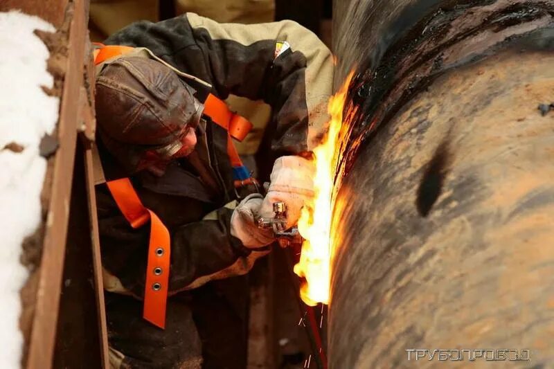 Уфа школа сварщиков. Конкурс сварщиков. Сварщик тэц. Евраз сотрудники. Сварочный цех оборудование.