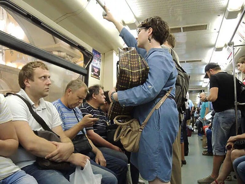 Платить ли за ребенка в метро. Люди в транспорте. уступить место в метро. мужчина сидит в метро. мужчина в общественном транспорте.