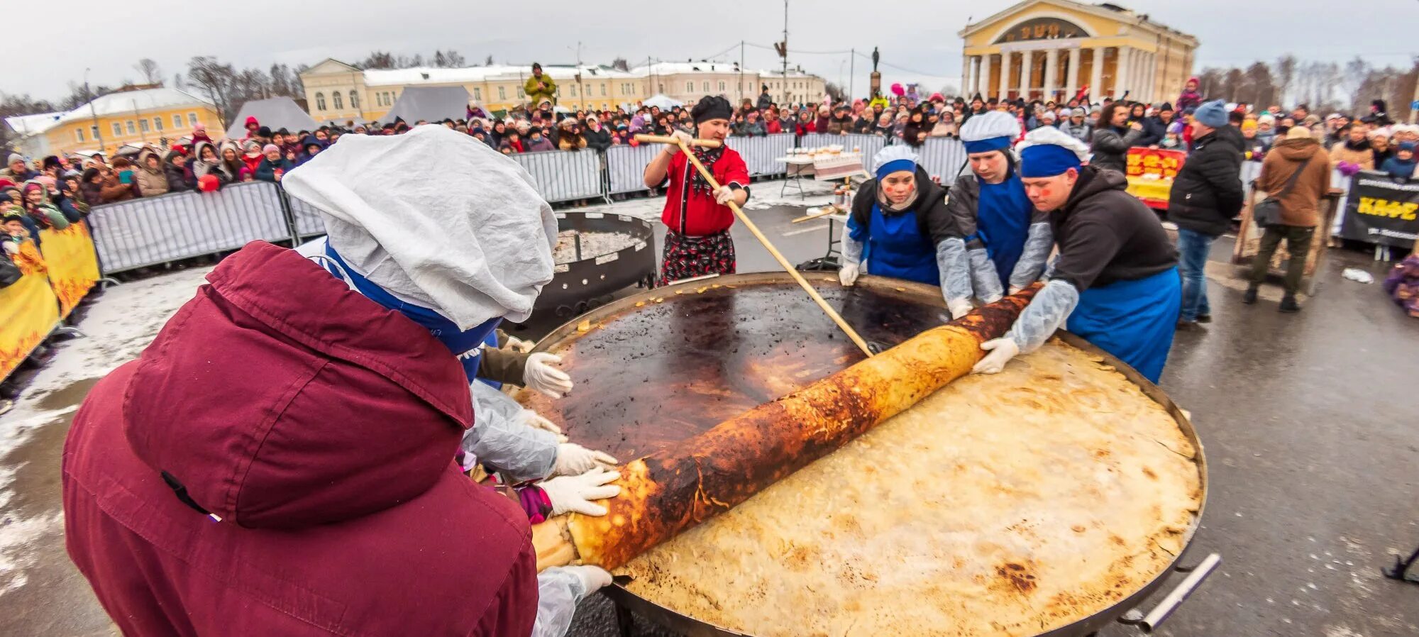 Где самая большая масленица. Ялуторовск блин рекорд. Самый большой блин. Самый большой блин на Масленицу. Самый большой блин в России.