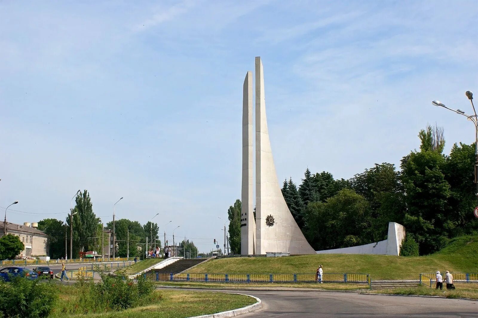 Каменском днепропетровской области. Г Каменское Днепропетровская область. Город Каменское Днепропетровская область Украина. Город Днепродзержинск Днепропетровской области. Днепродзержинск памятник воинам.