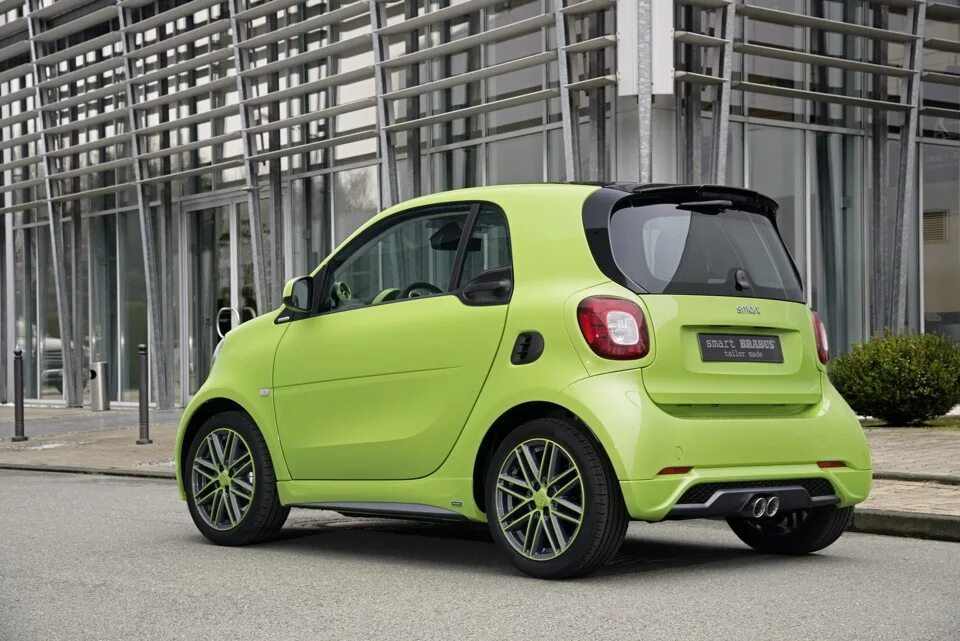 Смарт 2 лета. Смарт 453 Брабус. Smart Fortwo 2015. Smart Fortwo Brabus 2015. Смарт Брабус 2015.