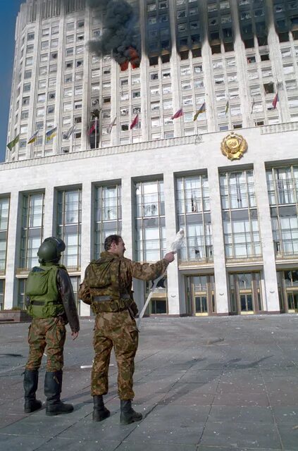 1993 белый дом расстрел. Белый дом обстрел 1993. Октябрьский путч 1993. Белый дом 1993 год обстрел. Расстрел белого дома в 1993.