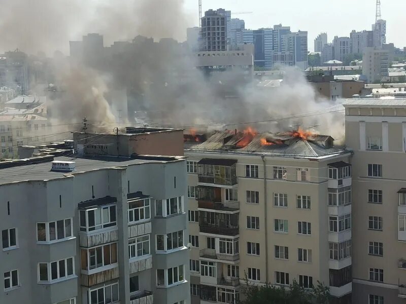 Что горит в екатеринбурге. Пожар в многоэтажном доме в екатеринбурге. пожар екатеринбург сейчас. горит дом в екатеринбурге. пожар в екатеринбурге в доме.