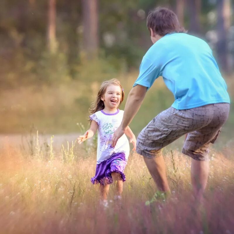 Daddy папа. Отцы и дети. Девочка танцует с папой. Фотосессия отец и дочь.