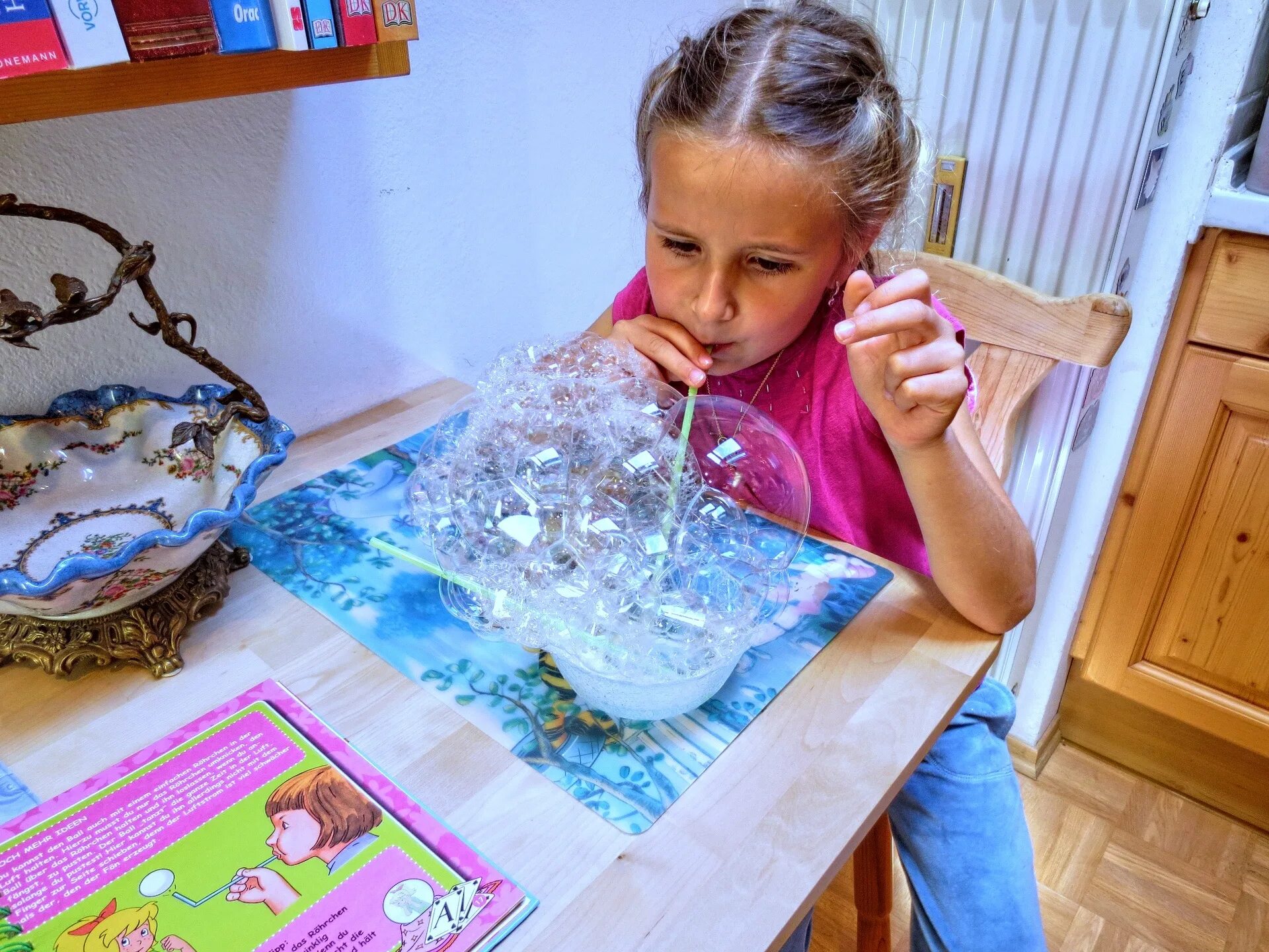 Игра мыть дома. Выдувание мыльных пузырей. Дети и мыльные пузыри. Трубочка для мыльных пузырей. Эксперимент с мыльной водой.