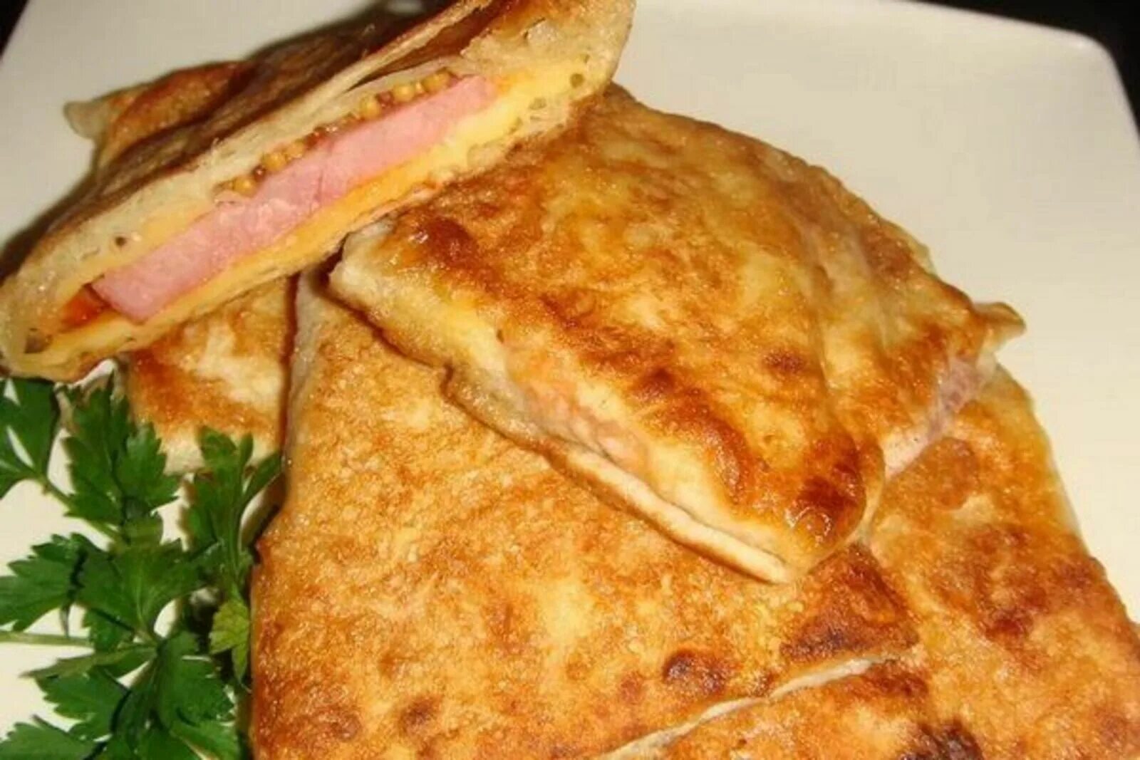 Конвертики из лаваша с колбасой и сыром на сковороде. Конвертики с яйцом и сыром. Конвертики с колбасой из слоеного теста. Слоеные конвертики с ветчиной и сыром. Конвертики с сыром и колбасой.