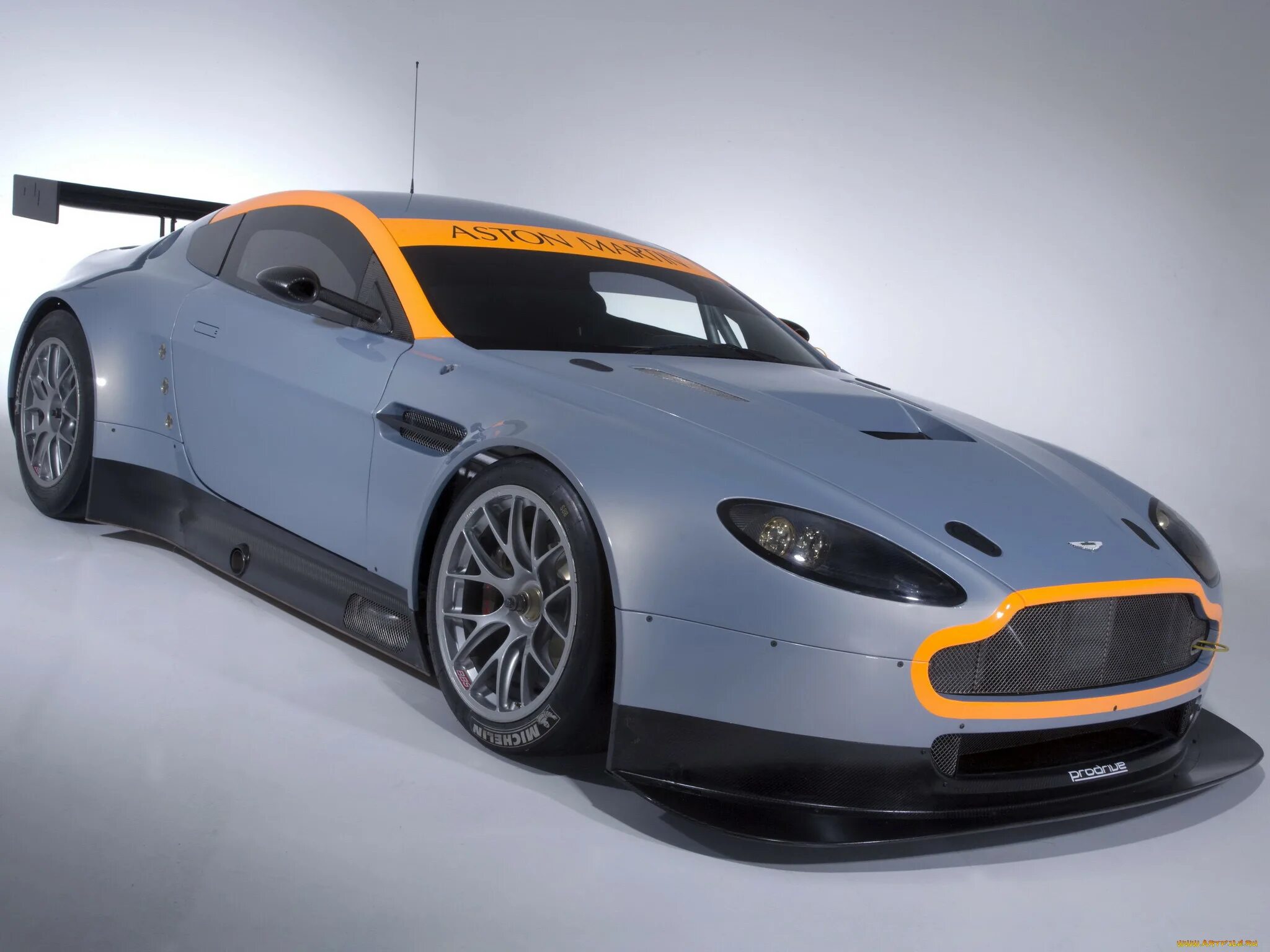 Спортивные машины настоящие. Aston Martin v8 Vantage gt2. Aston Martin Vantage gt 2008. Aston Martin db9 гоночный. Aston Martin v10.
