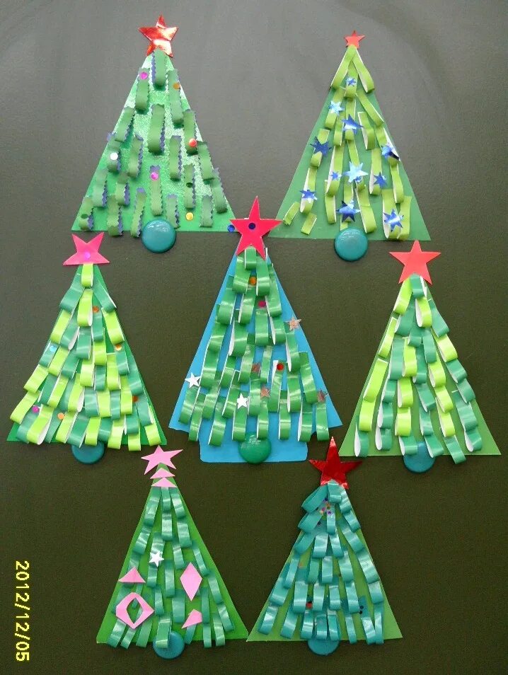 Елочка 1 класс технология. Ель поделка из бумаги. Елка технология 1 класс. Елка конус из ткани. Ёлки из бумажных полос 1 класс.