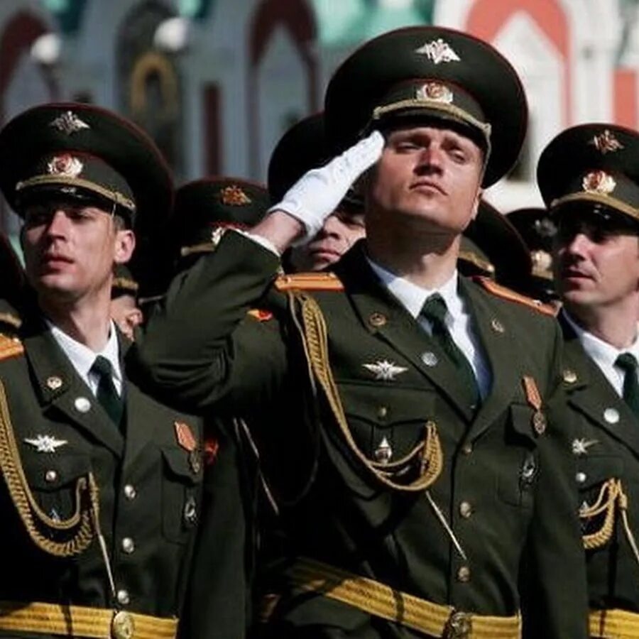 Москве офицеры. Военное Приветствие. Военный отдает честь. Солдат отдает честь. Российский солдат отдает честь.
