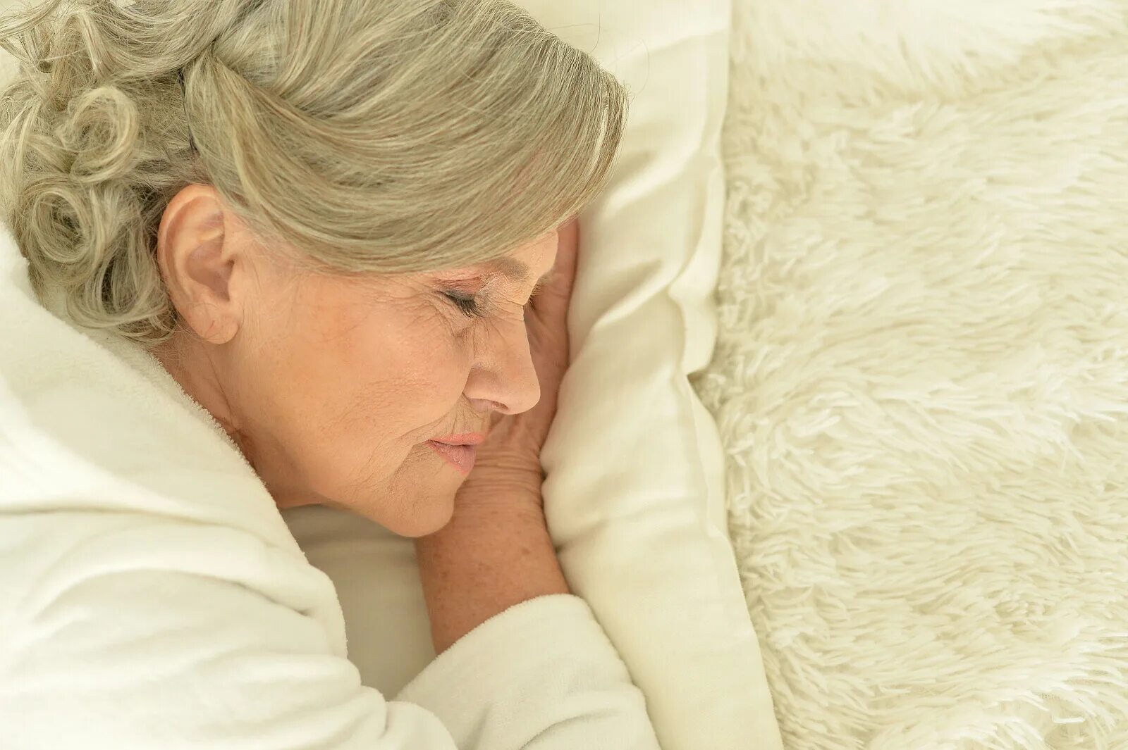 Спал с женщиной старше. Спал с женщиной старше. Пожилая женщина. Спал с женщиной старше. Бессонница у пожилых.