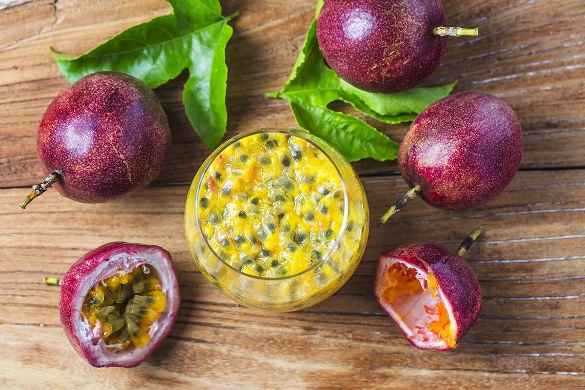 Passion fruit tini. Маракуйя пассифлора фрукт. Маракуйя Тайланд. Маракуйя Пэшн Фрут. Маракуйя зеленая.