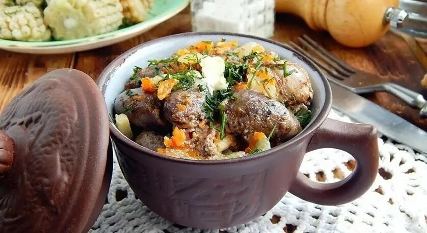 куриные сердечки в горшочках. сердца в горшочке в духовке. куриные сердечки в горшочке фото. куриные сердечки в горшочках. куриные сердечки в горшочках.