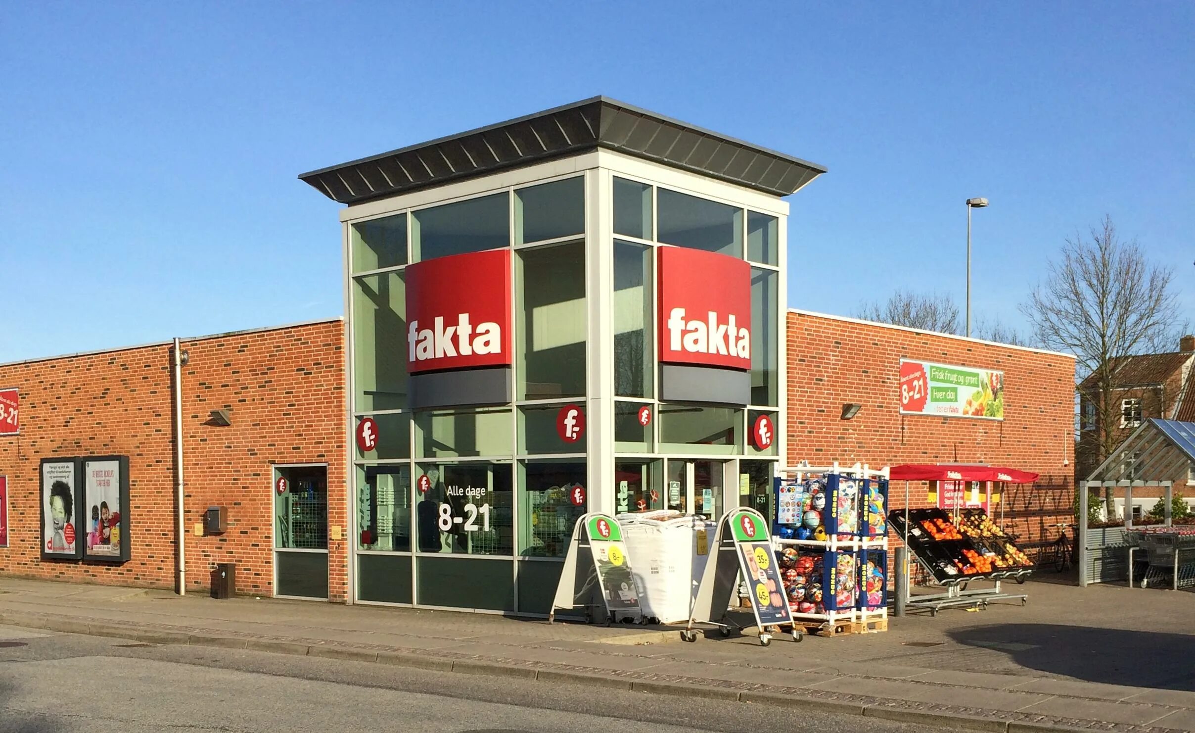 Market post. Магазин Fakta. Supermarket in Denmark. Coop Denmark Bags.