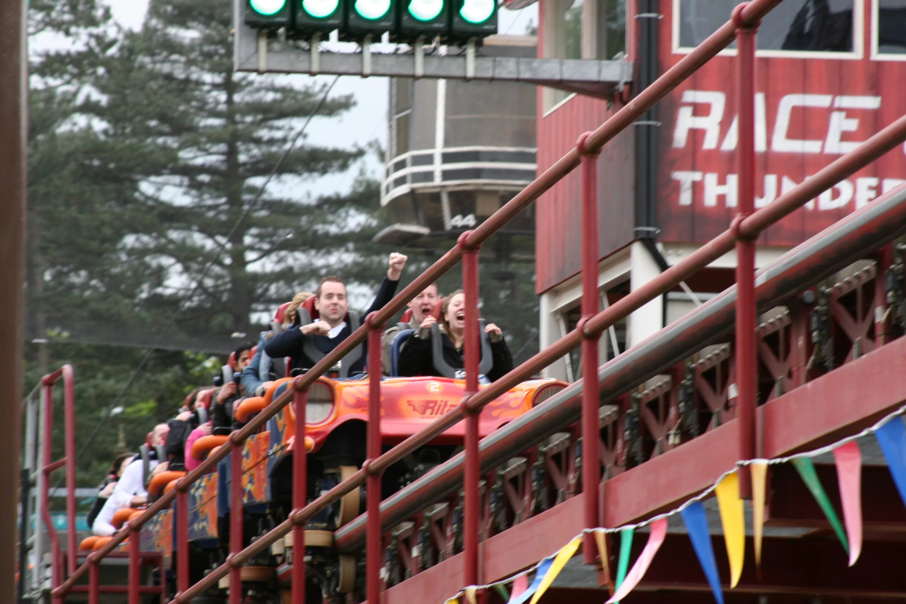 Скорость развлечения. Alton Towers Rita Queen of Speed. Rita Queen of Speed аттракцион. Элтон Тауэр Rita thequeen of SPEEDD. Alton Towers, Великобритания зоны тематические.