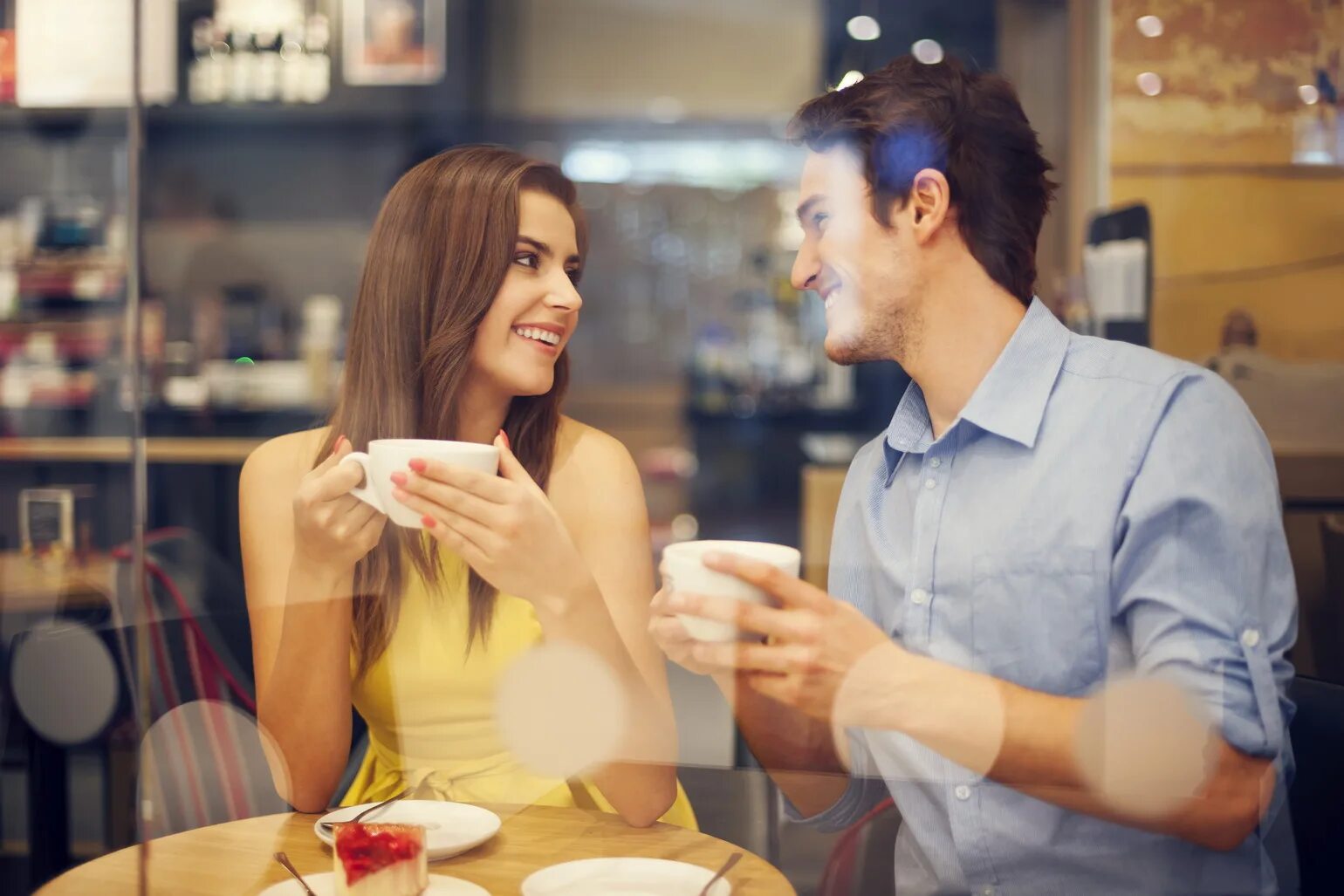 Meet couple. Парень и девушка в кафе. Мужчина и женщина в кофейне. Пара в кафе. Парень и девушка в кофейне.