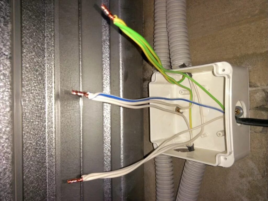 Кинуть кабель. Провод 220 вольт многожильный. Провод заземления. Провода заземления в проводке. Заземление на распределительных коробках.