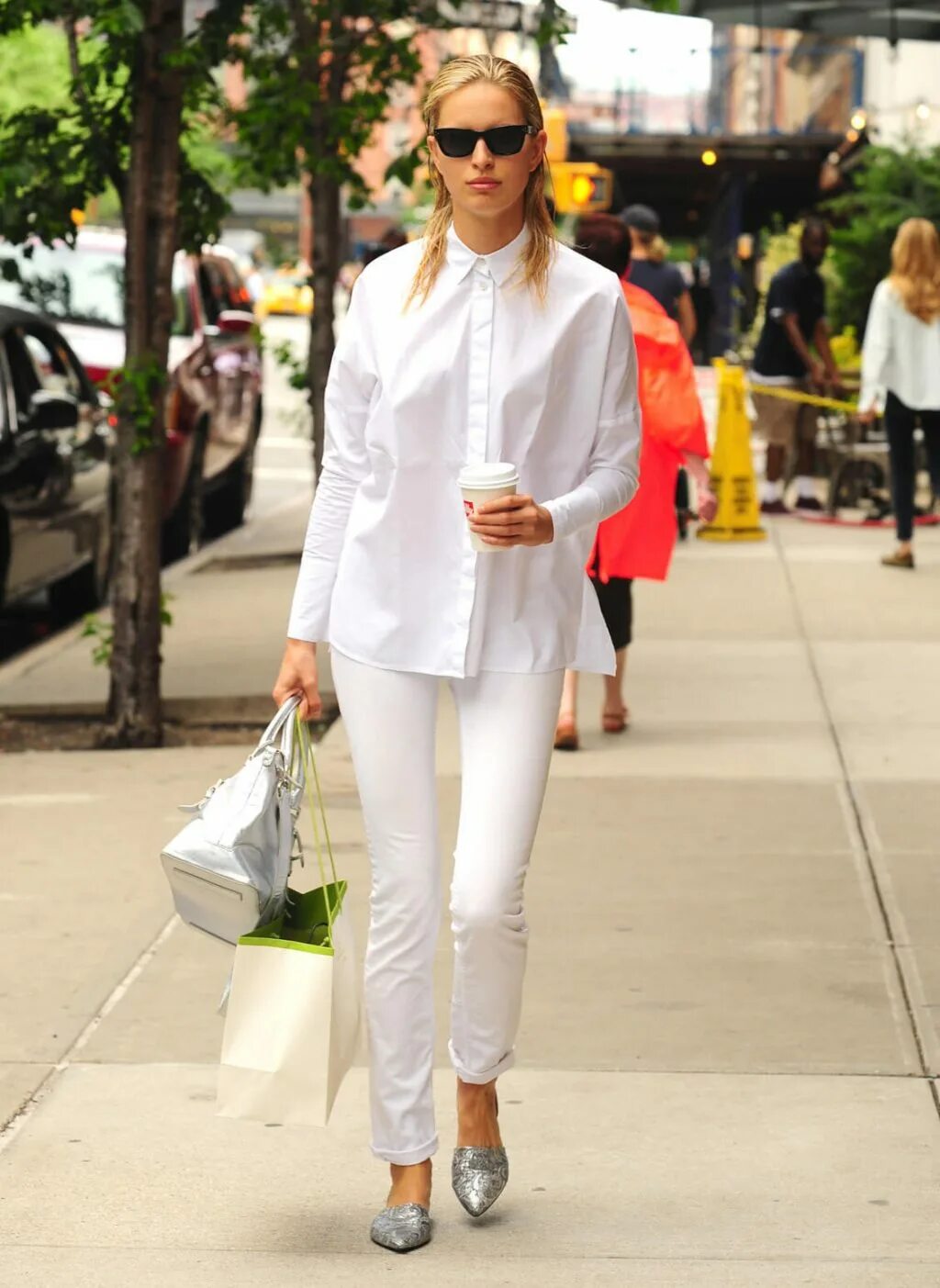 модный образ в белом. образы с белыми брюками. летние образы с брюками. с чем одеть белые брюки. стильные белые джинсы.