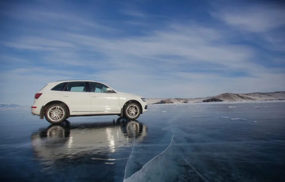 Можно на машине на лед. Автомобиль на льду. Авто во льду. Байкал на машине. Машины на льду красивые.