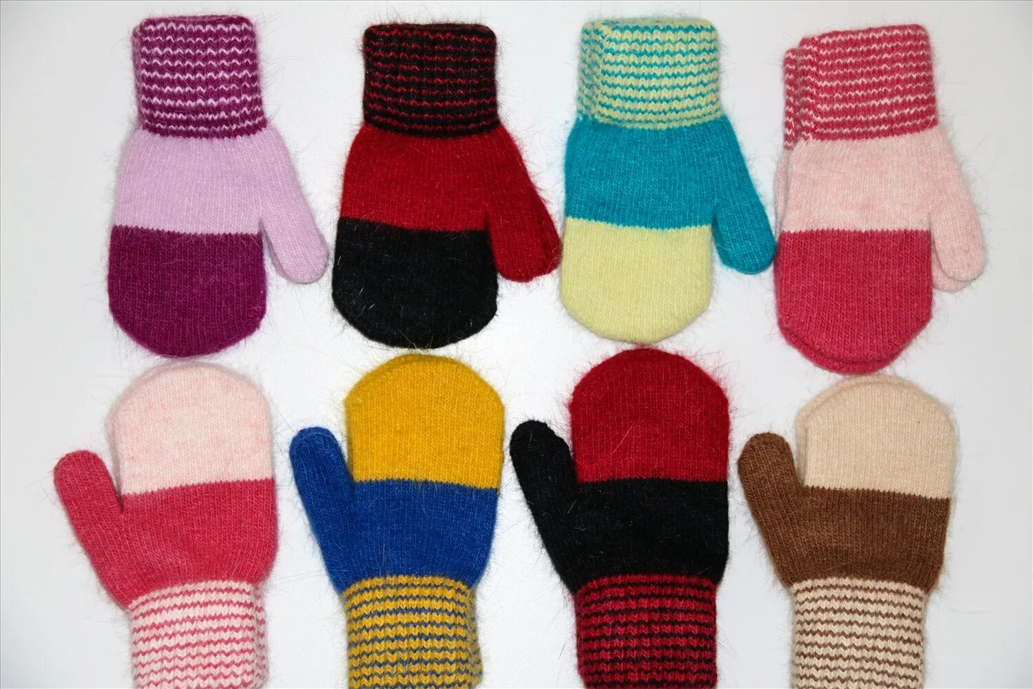 детские большие варежки. вязаные варежки. много варежек. красивые детские варежки. носки и варежки красивые.
