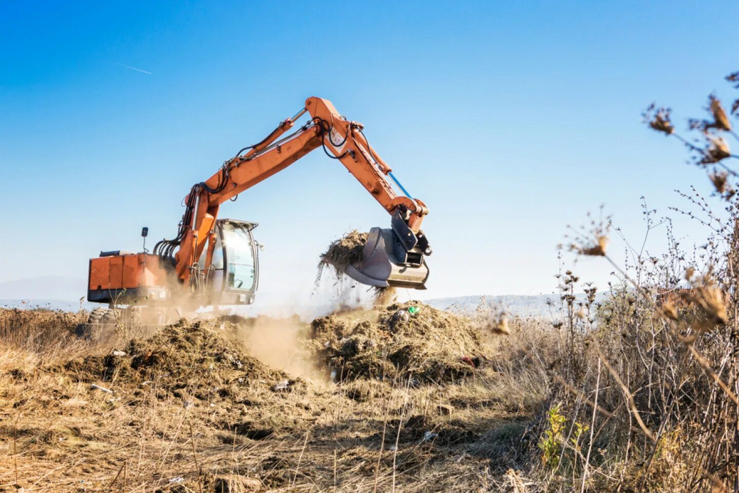 Clearing land. Земляные работы бульдозером. Бульдозер в работе. Land clearing. Обои с экскаватором в деревне.