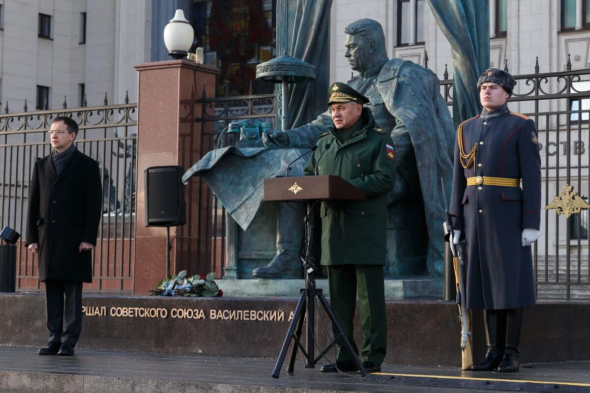 Маршал василевский сражение в районе луги. Памятник маршалу Василевскому в Москве Фрунзенская набережная. Памятник маршалу советского Союза Александру Василевскому. Памятник маршалу а. м. Василевскому. Памятники у Министерства обороны на Фрунзенской набережной.