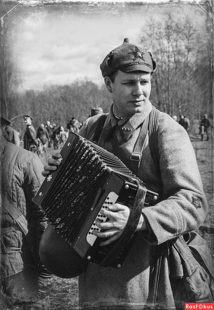 Песни 1941 1945 годов слушать. Тальяночка - Тальяночка. "Играй Тальяночка" (на солнечной поляночке),. Тальяночка гармонь. Солдат с гармошкой.