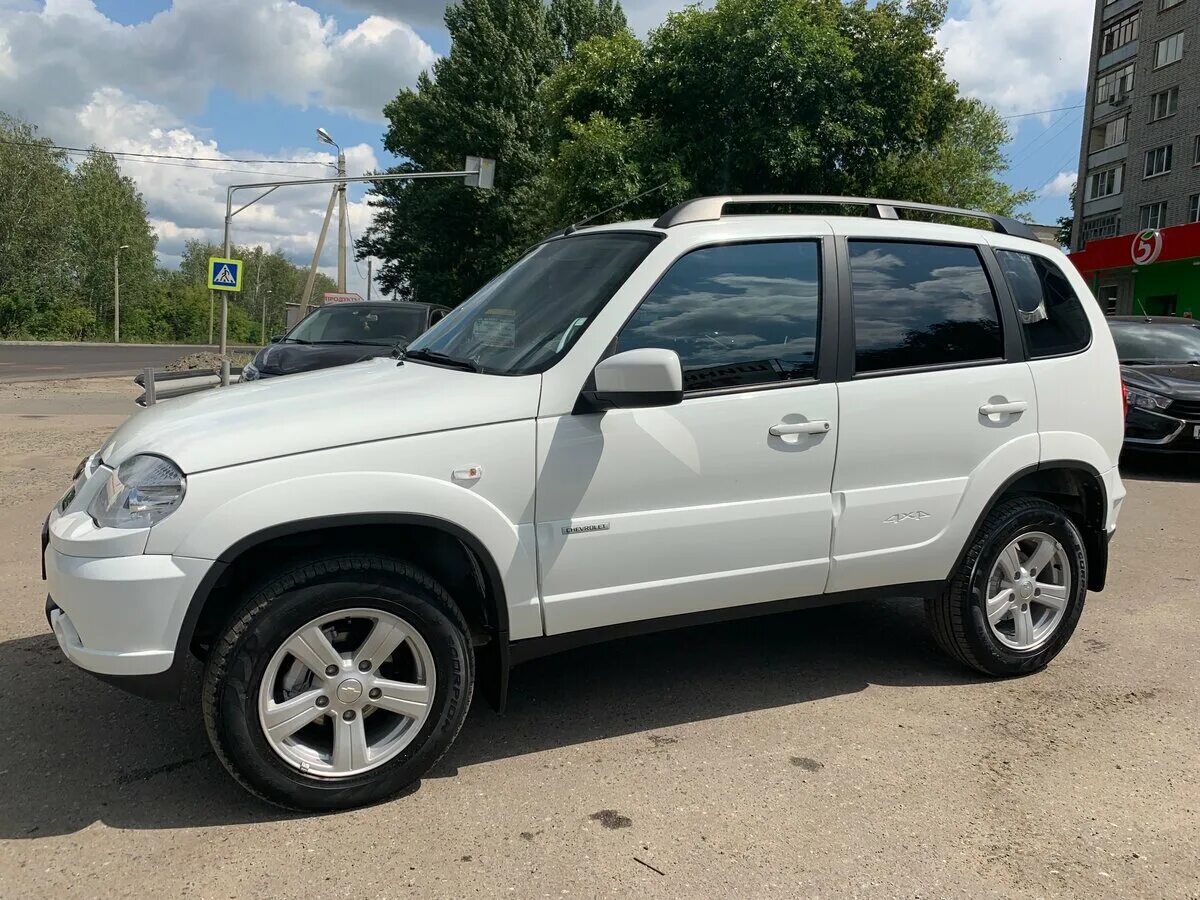 Купить б/у Chevrolet Niva I Рестайлинг 1.7 MT (80 л.с.) 4WD бензин механика в См