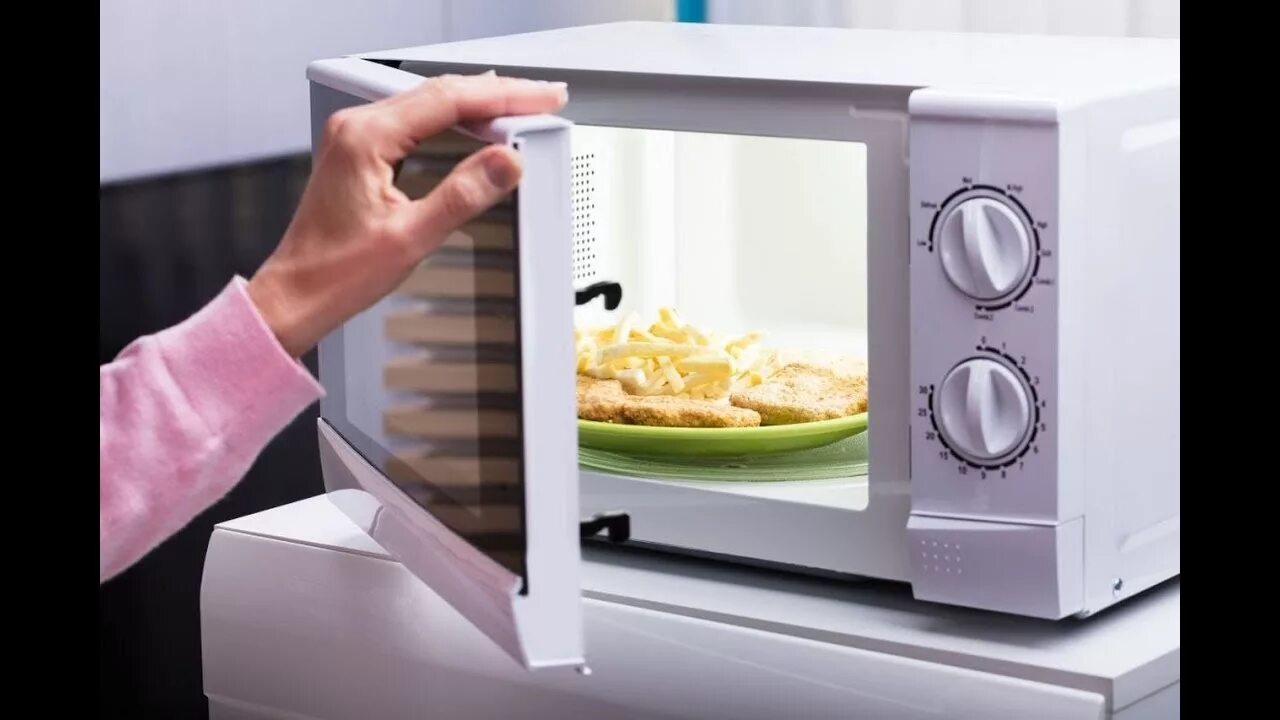 Можно открыть микроволновку. Микроволновая печь. Микроволновка с едой. Микроволновая печь с едой. Микроволновая печь с продуктами.