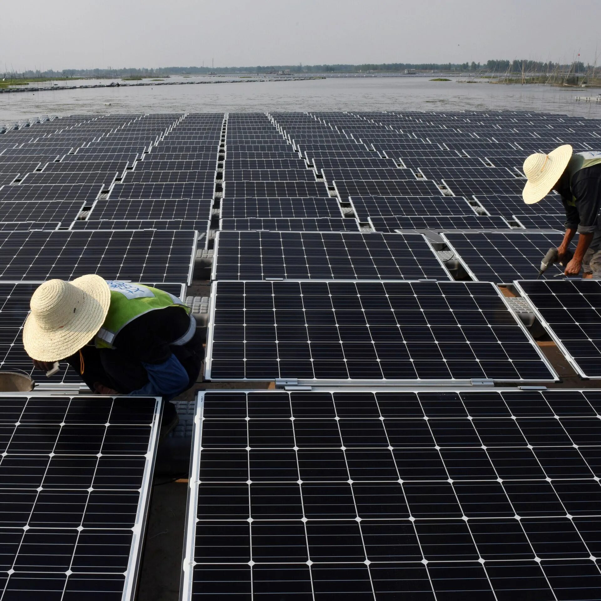 Производство солнечной энергии. Солнечная электростанция Datong, Китай. Гелиостанции в Японии. Китай плавучая Солнечная станция. Плавучие солнечные батареи Китай.