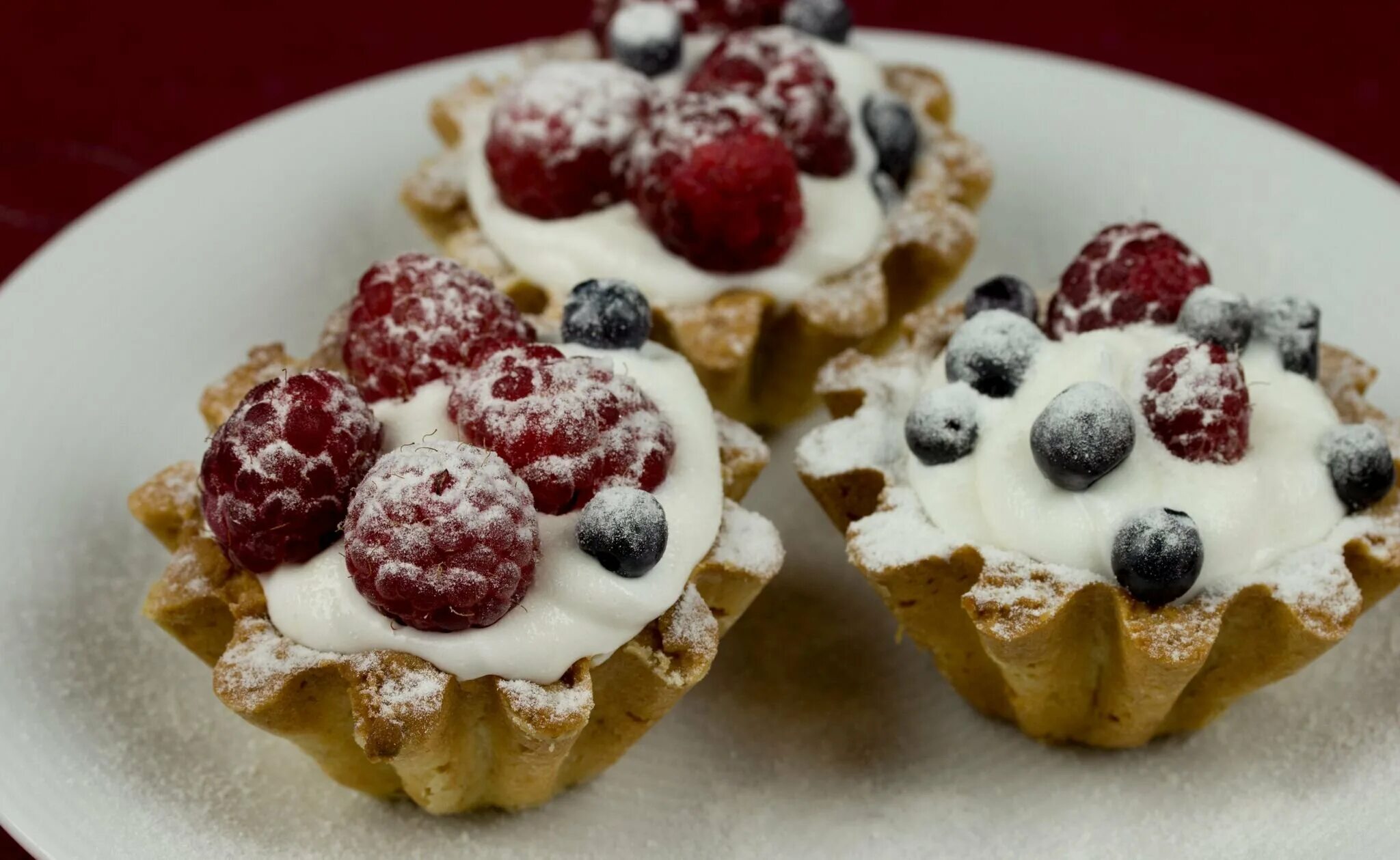 корзиночки с кремом. пирожное корзиночка. пирожные из песочноготтеста. приготовление песочных пирожных. пирожные из песочного теста.