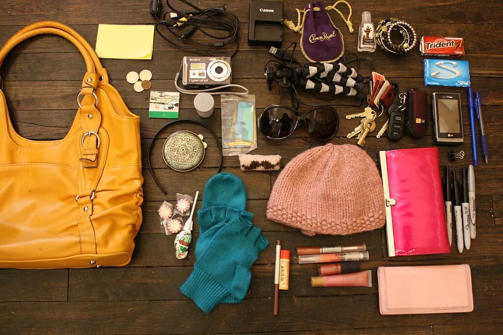 Вещи предметы с помощью которых люди. Сумочка вещи. Предметы в женской сумочке. Содержимое женской сумочки. Сумка с вещами.