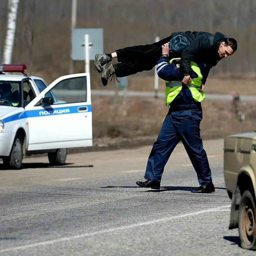 форма сотрудника гибдд. дпсник со спины. сотрудник гибдд. сотрудник гибдд. дорожно-патрульная служба.