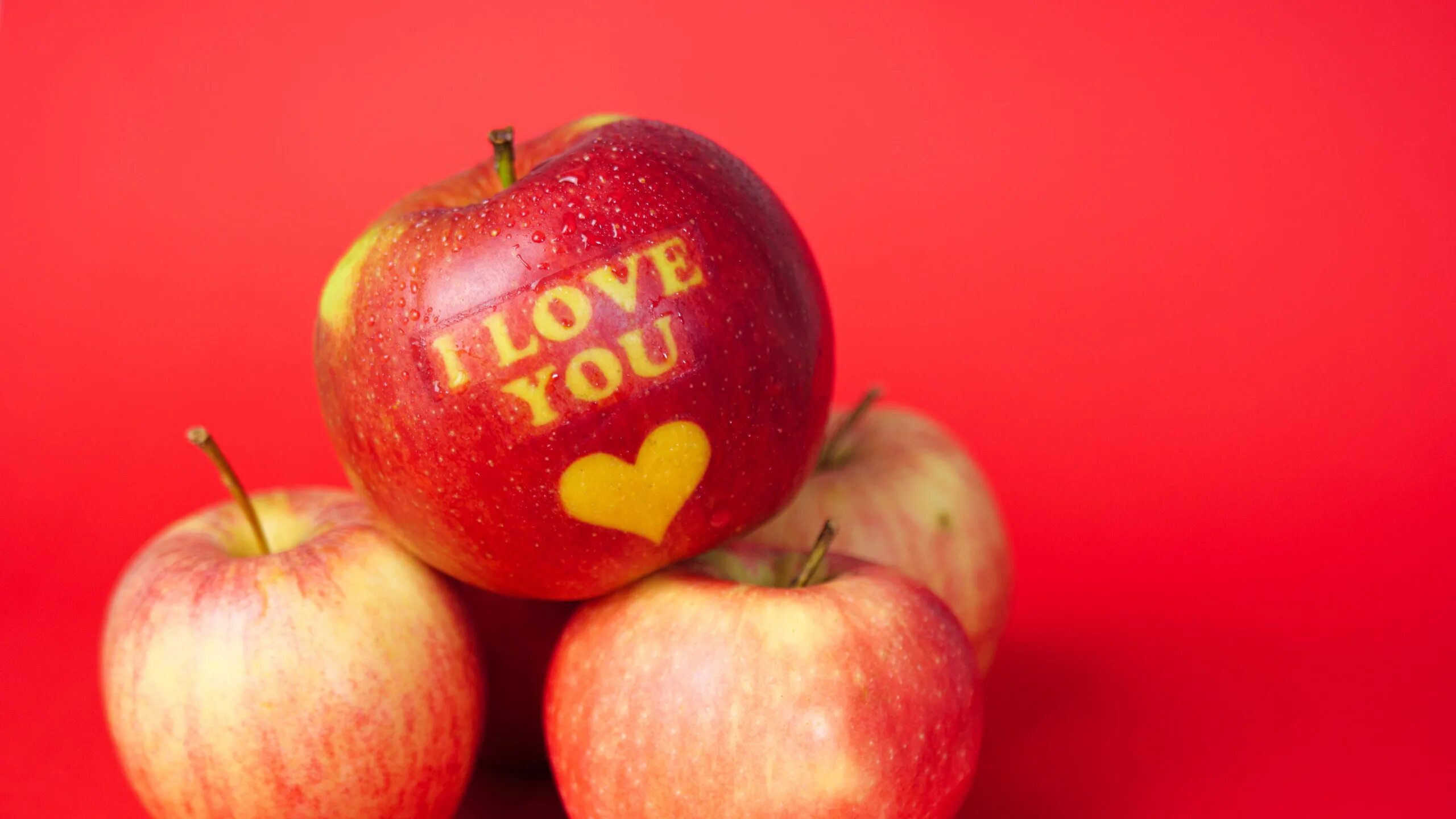 Яблоня любовь. Яблоко надпись. Люблю яблоки. Яблоко с сердечком. Яблоки обои.