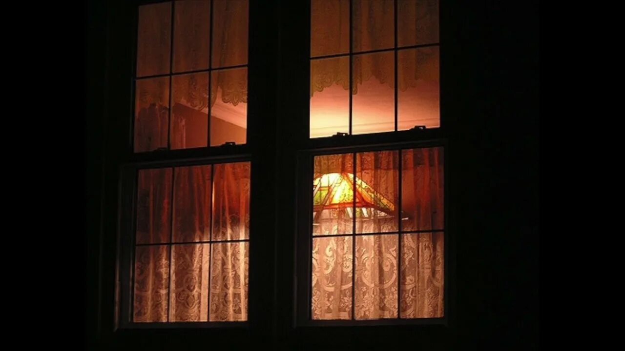 Окна свет воздух. Дом с горящими окнами. Свет в окне. Свет из окна. Свет в окошке.