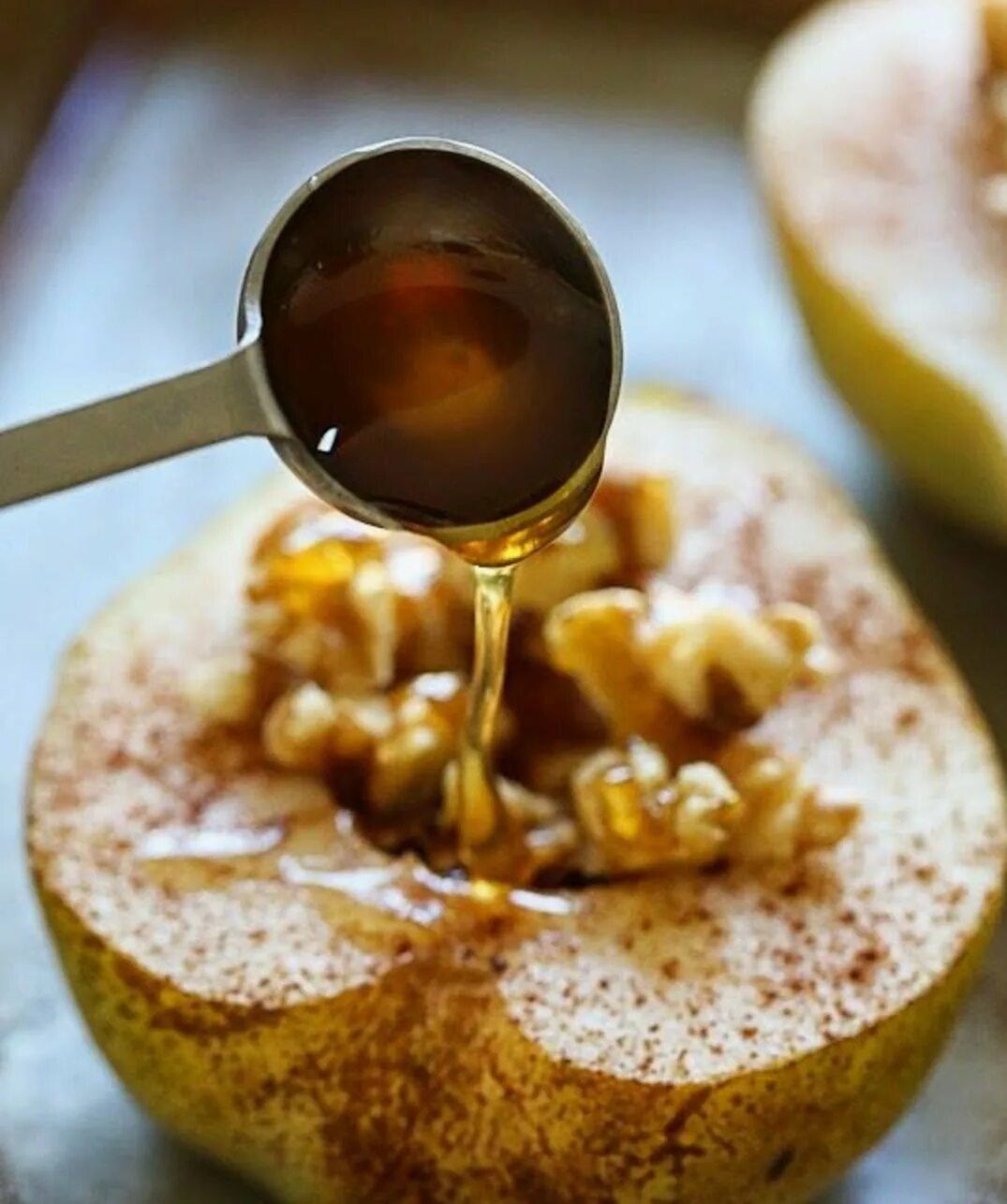 Десерт с орехами и медом. Запеченная груша с медом. Грушевый десерт. Запеченная груша с медом и орехами.