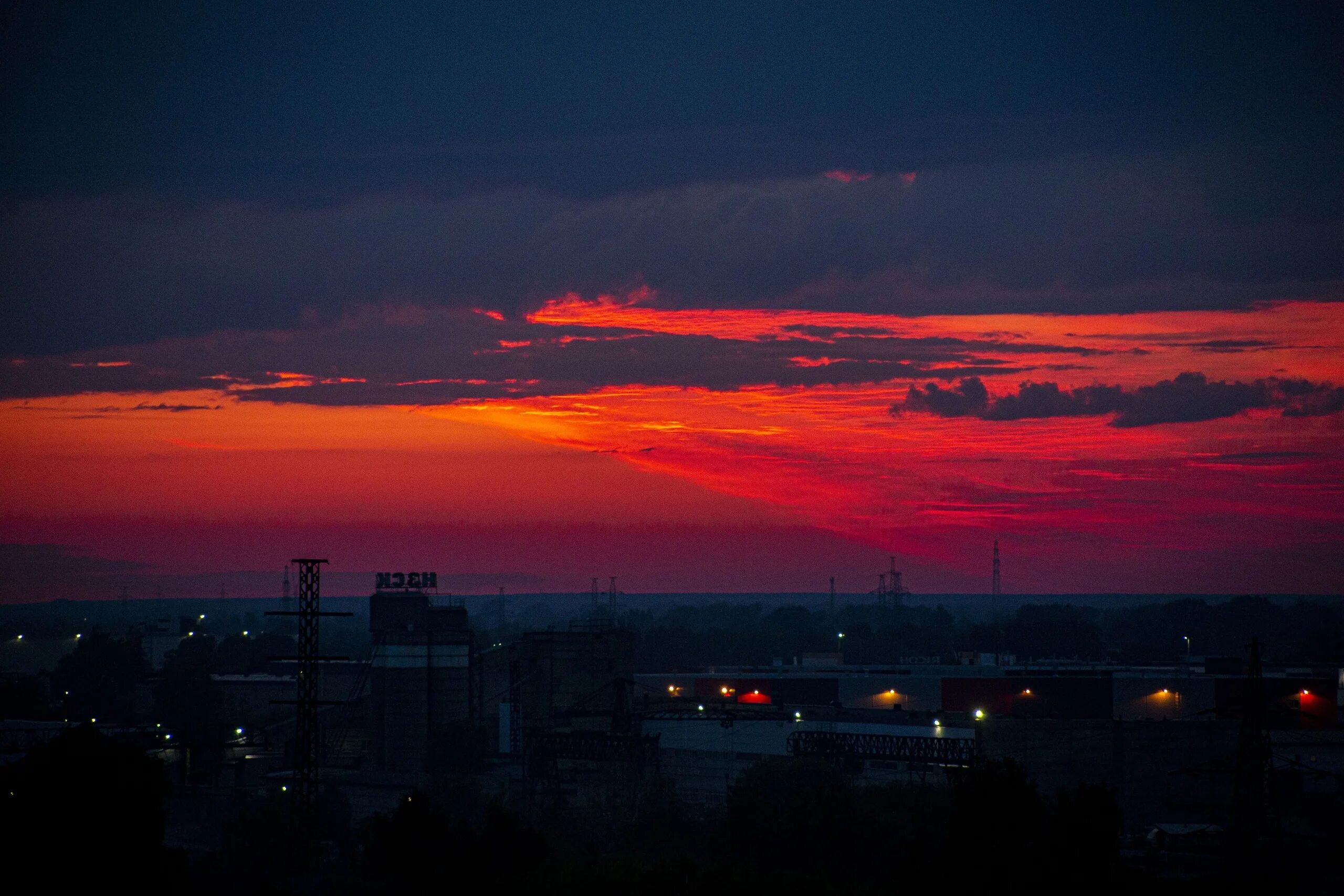 Алый закат Новосибирск. Пасмурный закат. Красный закат. Закат в городе. Вечер 4 3 24