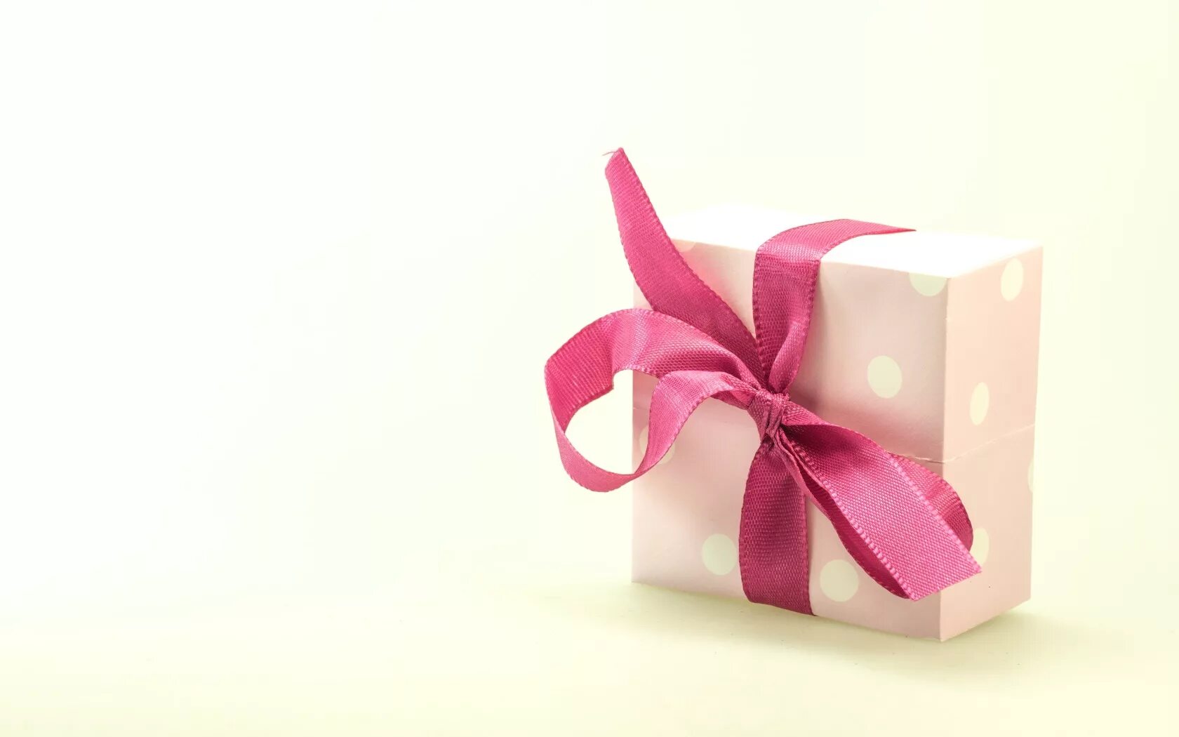 Розовый сюрприз. Подарочная коробка с бантом. Подарок розовый. Коробки для подарков. Красивая коробка для подарка.