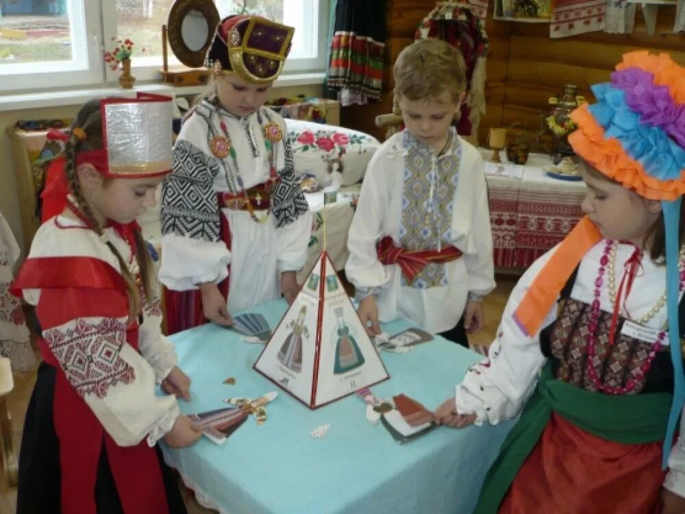 Русско народный в садике. Народные традиции в детском саду. Народные традиции в ДОУ. Атрибуты для народных игр в детском саду. Русские народные традиции ДОУ.