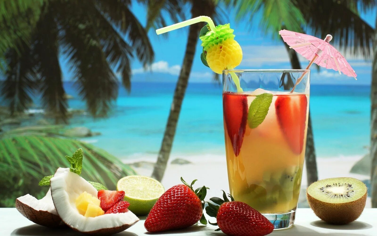 Мохито солнце. Коктейль на пляже. Тропический коктейль. Коктейль на море. Море пляж коктейль.