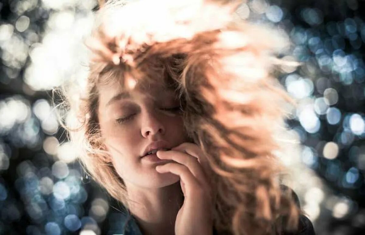 девушка закрыла глаза. портрет с закрытыми глазами. девушка закрыла глаза картинки. девушка с закрытыми глазами. девушка закрыла глаза.