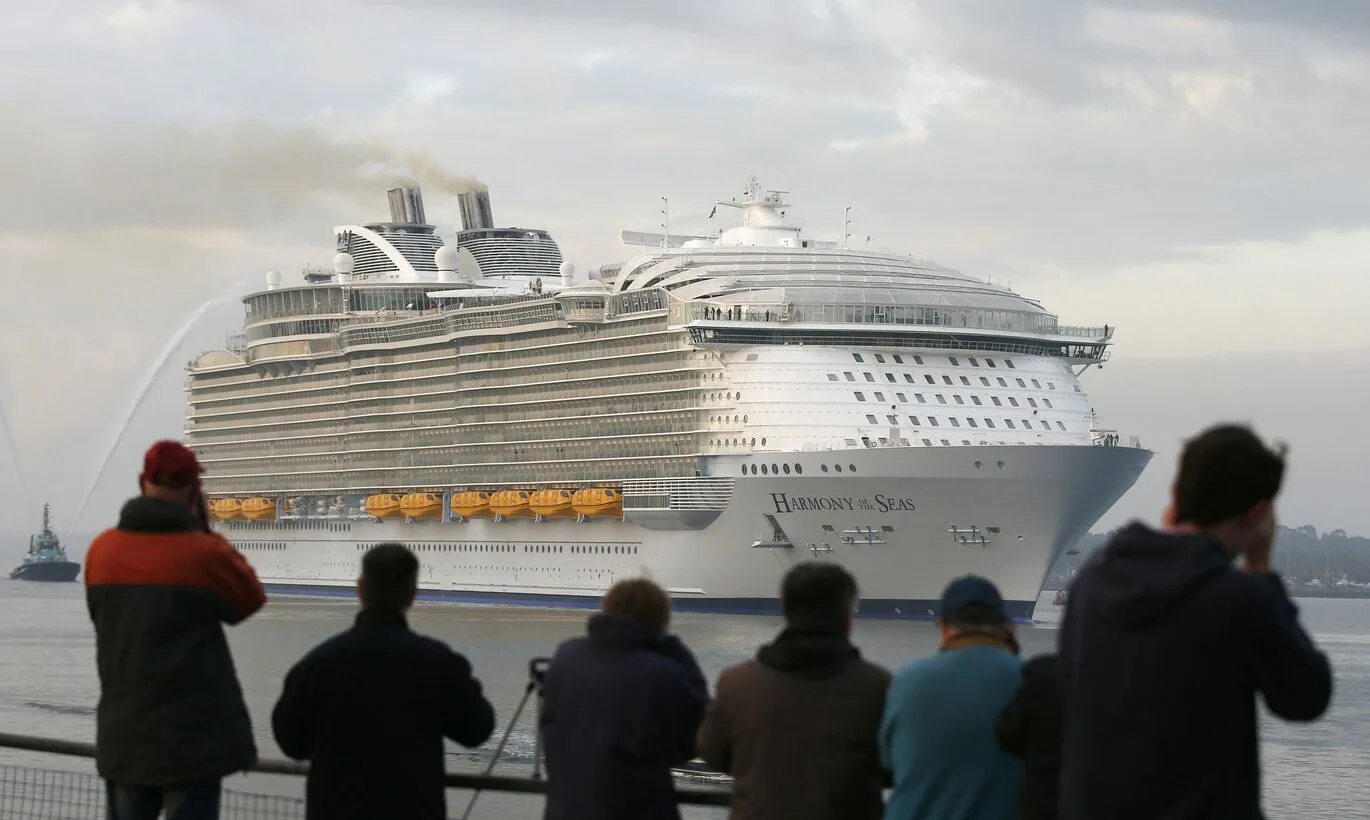 Титаник и куин мэри 2. Оазис круизный лайнер и титаник. Современный круизный лайнер и титаник. Оазис морей vs титаник. Queen mary 2 размеры.