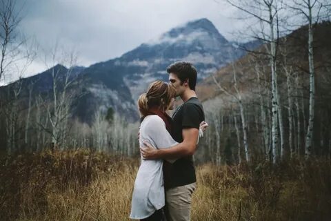 Горы парень и девушка