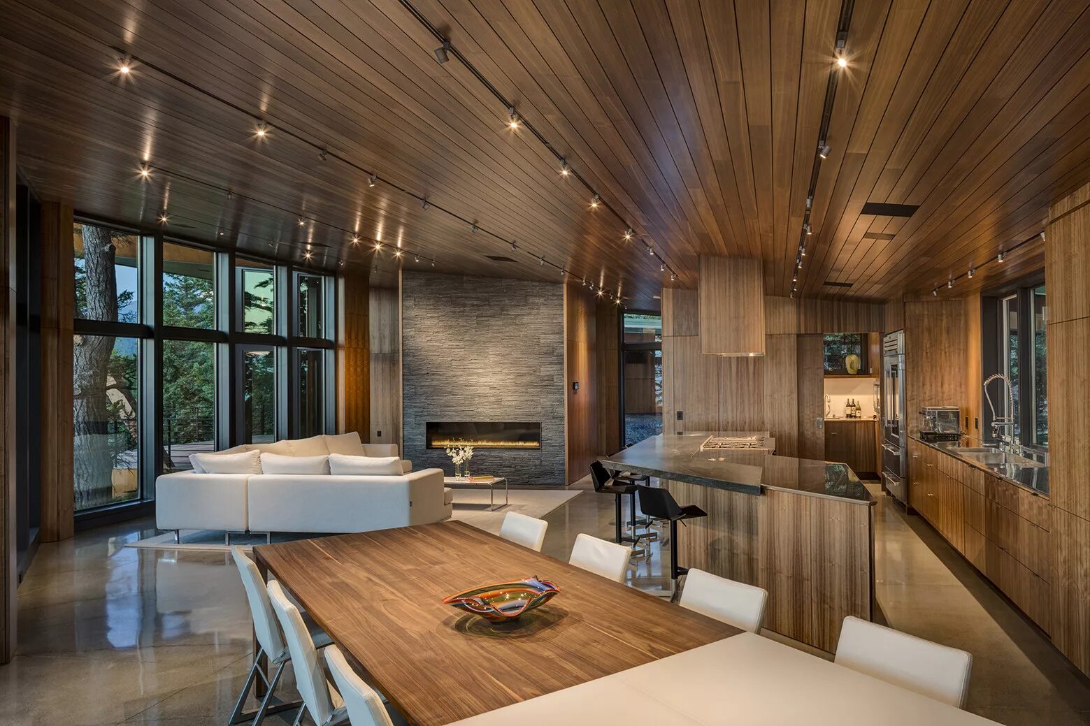 дизайнерский потолок из дерева. деревянный потолок. деревянный потолок в интерьере. отделка деревом в интерьере. деревянный потолок.