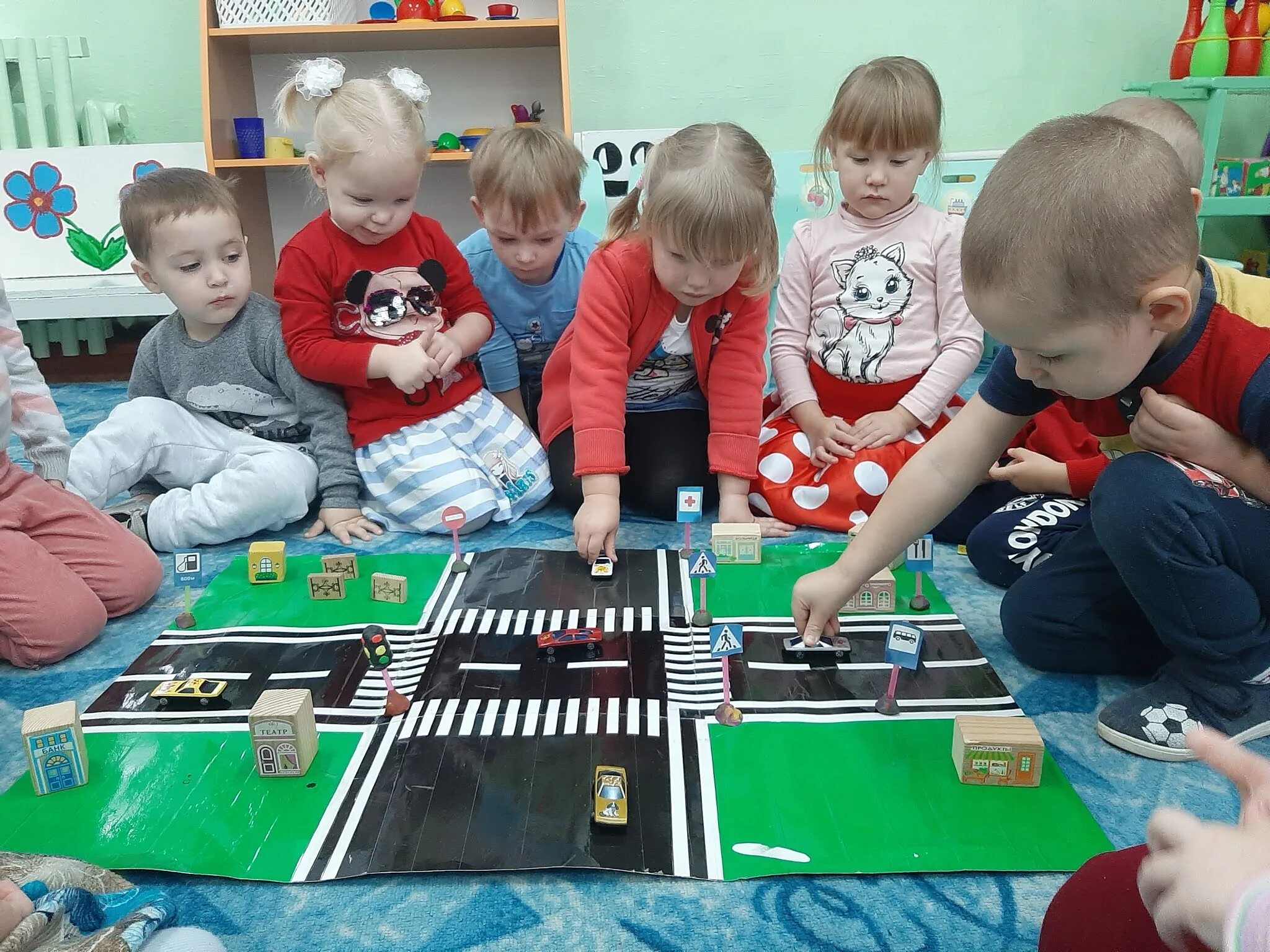 На каком младший группе. Занятие по пдд в младшей группе. занятие по пдд во 2 младшей группе. занятие по правилам дорожного движения в младшей группе. занятия пдд в детском саду.