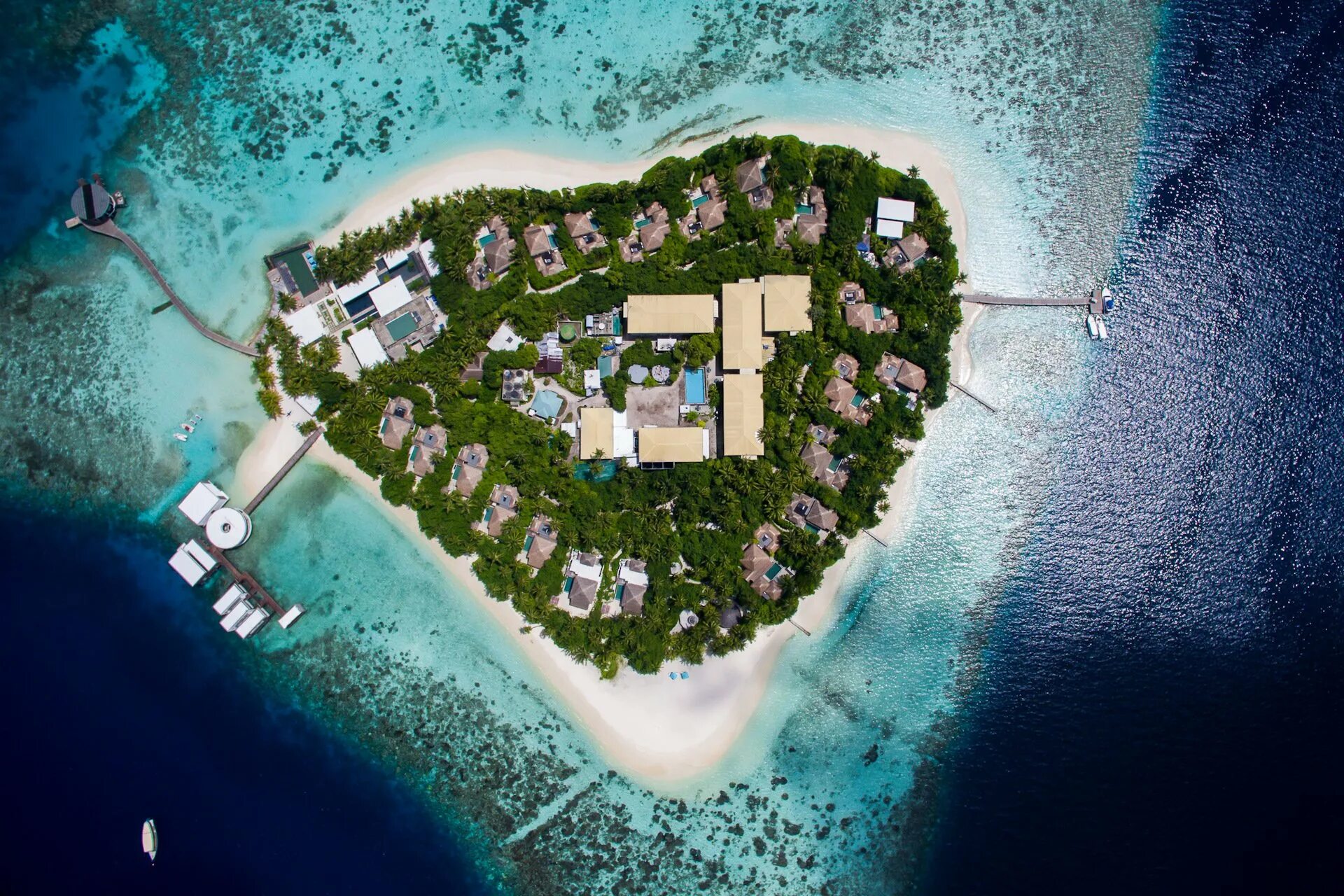 Square island. Эмеральд Мальдивы. Мальдивы остров сердце. Карта отеля Эмеральд Мальдивы. Emerald Resort Spa Maldives остров вид сверху.