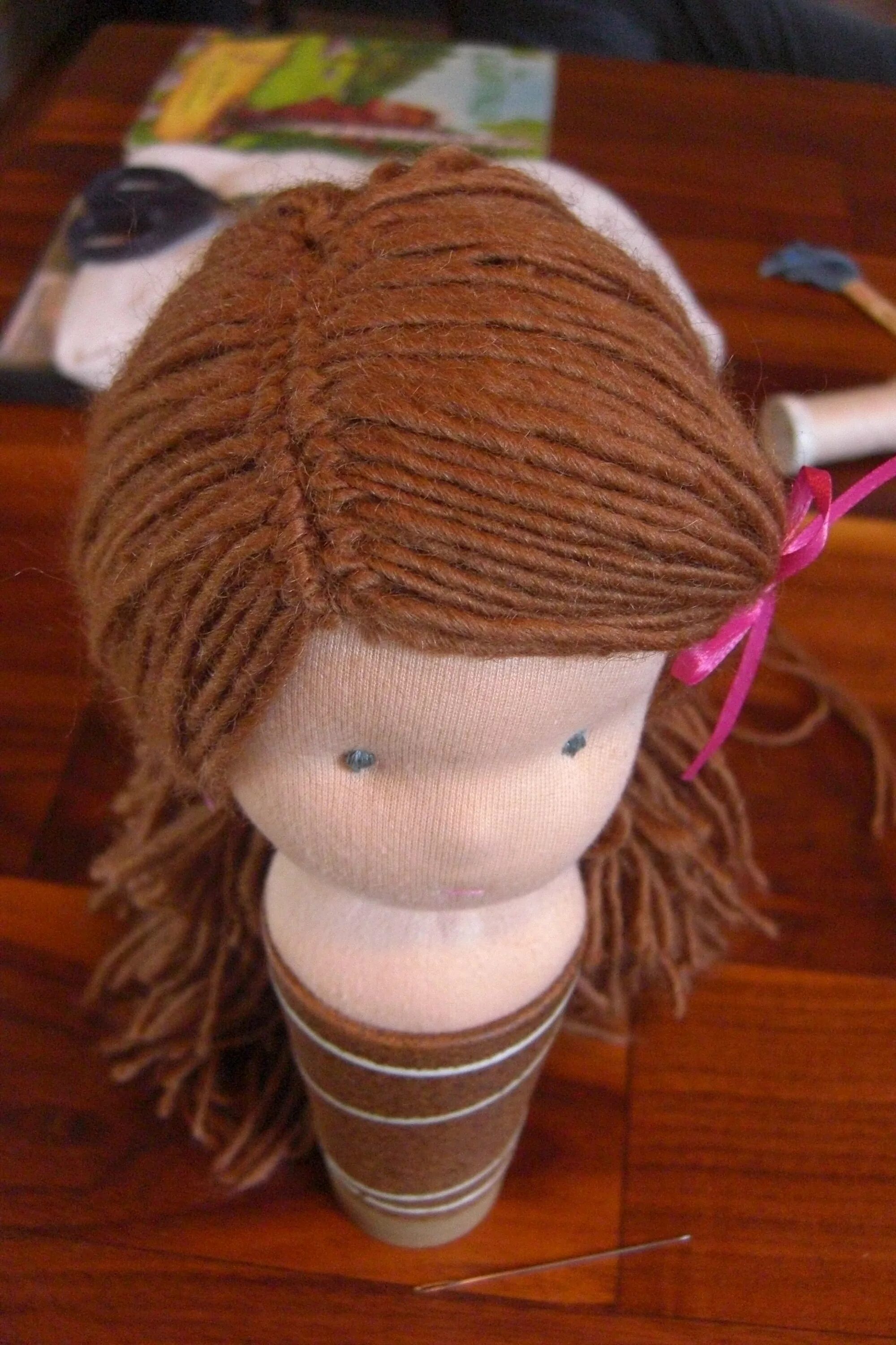 Самодельные волосы. Волосы из ниток для куклы. Волосы для куклы из пряжи. Тряпичная кукла с волосами. Волосы для вязаной куклы.