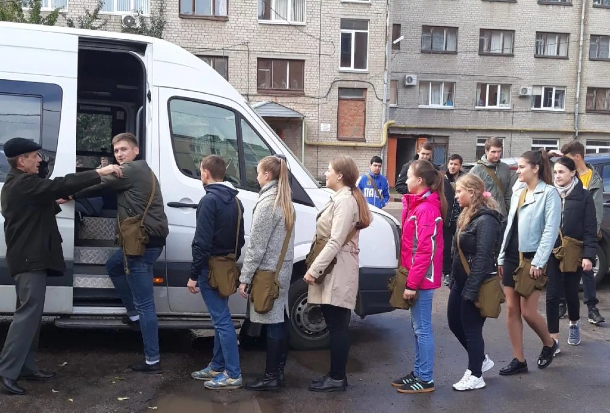 открытие памятника ветеранам п. автобусы с беженцами. жители поселка должны быть эвакуированы. эвакуированные из донбасса. жители поселка должны быть эвакуированы.